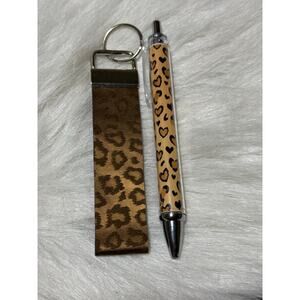 Leopard keychain & pen set